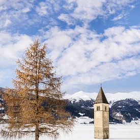 Reschen meer met verzonken kerktoren in de winter van Melanie Viola