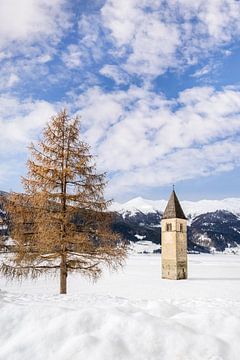 Reschensee mit versunkenem Kirchturm im Winter von Melanie Viola