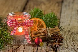 Brandende adventskaars in lantaarn met kerstversiering van Alex Winter