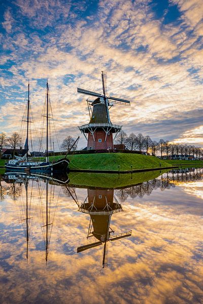Zonsopkomst bij de molen Zeldenrust in Dokkum van Thea.Photo