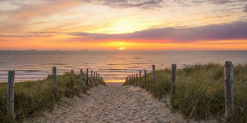 Panorama Zonsondergang aan zee van Dirk van Egmond