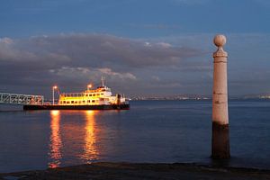 Lissabon : Schiffsanleger am Rio Tejo