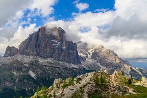 Der Berg Tofana di Rozes in den Dolomiten während des Frühlings