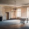 Das verlassene Klavier im Licht. von Roman Robroek – Fotos verlassener Gebäude