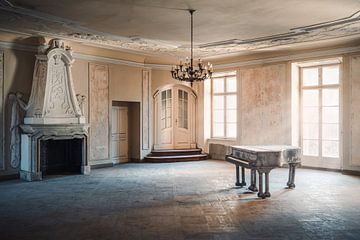 Das verlassene Klavier im Licht.