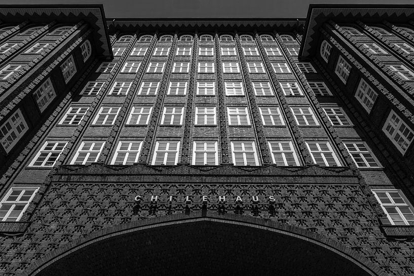 Chilehaus dans le quartier des bureaux de Hambourg (noir et blanc) par Sascha Reuen