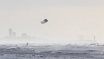 Kitesurfer am Pier von Scheveningen
