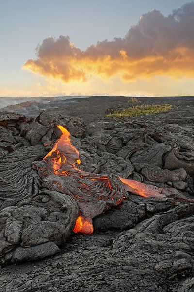 Zone volcanique avec une coulée de lave rougeoyante sur Hawaii par Ralf Lehmann