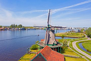 Luchtfoto van een traditionele molen bij Zaanse Schans van Eye on You