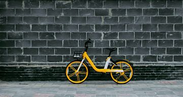 Gele fiets van Maurice Dawson