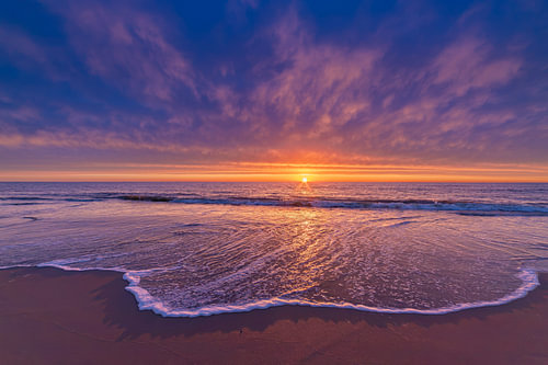 Strand Noordwijk. Zonsondergang met Rollende Golf