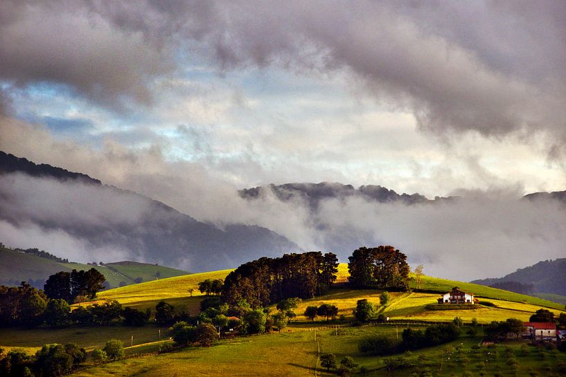 La colline basque aux dernières lueurs du jour par Harrie Muis