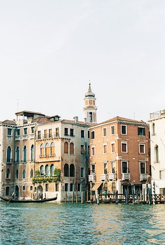 Reisefotografie | Architektur in Venedig | Pastellfarbene Gebäude und die Kanäle Italien von Raisa Zwart Reisefotografiedrucke