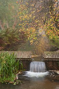 Kleiner Wasserfall mit Herbstfarben