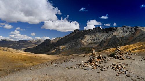 steen mannetjes en bergen. schilderachtig landschap