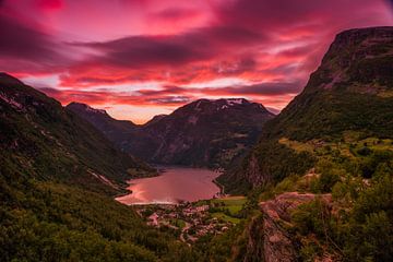 Geiranger  Sonnenuntergang in Norwegen von Bart Berendsen