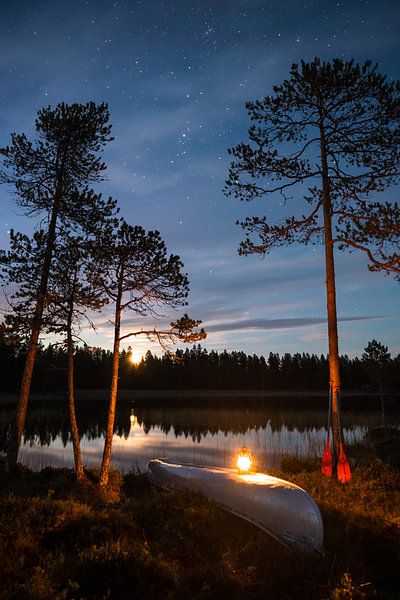 Kanoën in de natuur, sterren, lantaarn van Wahid Fayumzadah