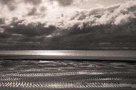 Threatening clouds by Zeeland op Foto
