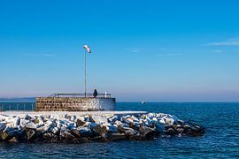Môle sur la côte de la mer Baltique à Warnemünde en hiver sur Rico Ködder