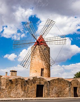 Uitzicht op traditionele windmolen op Mallorca, Spanje van Alex Winter