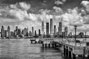 Weehawken Pier und NYC-Skyline - Monochrom
