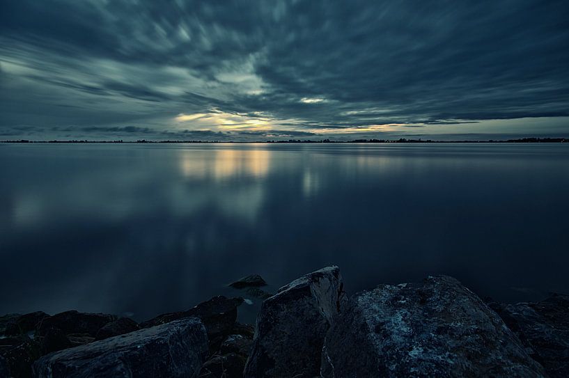 Avondschemering over het Heegermeer (2) by Remco de Vries