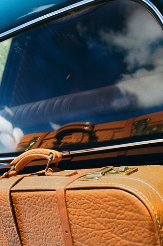 Vintage-Reisekoffer auf Oldtimer (Analog-Foto)