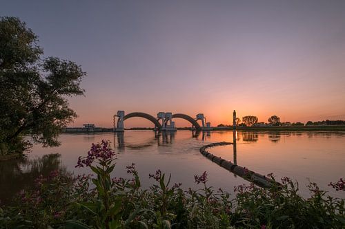 Openstaande stuwbogen in de zomer bij stuw- en sluizencomplex Amerongen aan de kant van Maurik