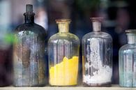 Nostalgische Flaschen mit Pigment von Peter de Kievith Fotografie Miniaturansicht