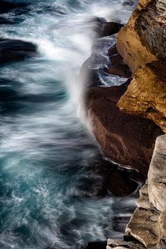 Des vagues déferlantes sur la côte rocheuse sur Rob van Esch