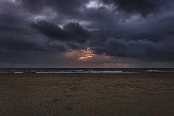 Stormachtige zonsondergang aan het strand van Davadero Foto