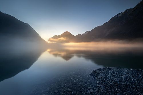 Mistige zonsopkomst Heiterwanger See Oostenrijk
