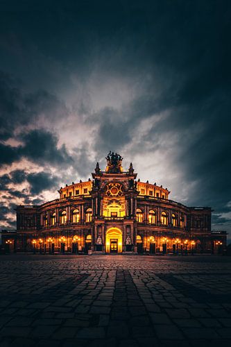 De Semperoper in Dresden op het blauwe uur en verlicht