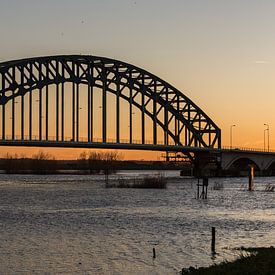 Zonsondergang bij de ijselbrug (Zwolle) von Evelien Stijf