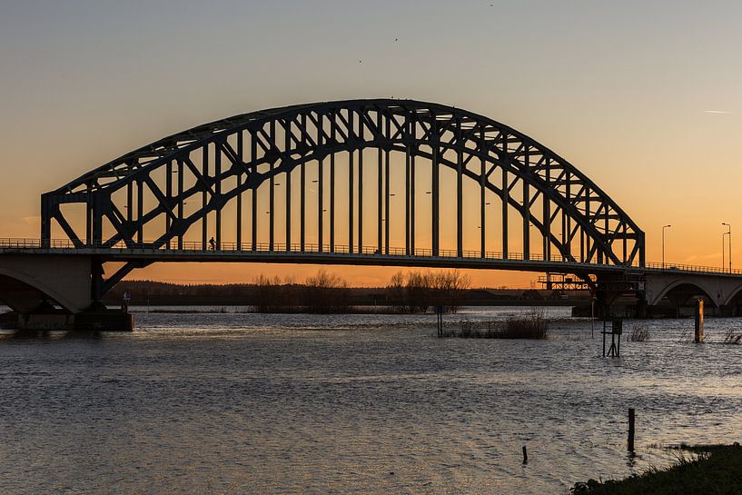 Zonsondergang bij de ijselbrug (Zwolle) par Evelien Stijf