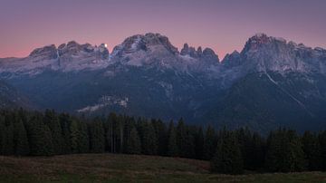 Lune montante derrière les montagnes de la Brenta dans les Dolomites italiennes. sur Jos Pannekoek