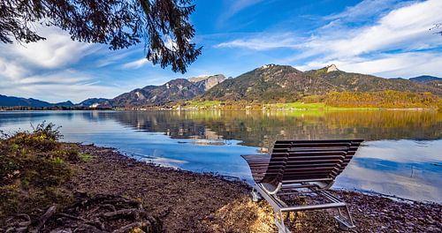 Une chaise longue au bord du lac Wolfgangsee sur Christa Kramer