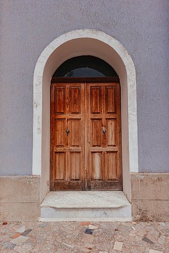Holz-Bogentür in Ulàssai, Sardinien von Istranzos Fine Art Prints