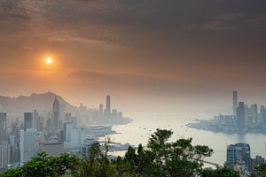Zonsondergang over Victoria Harbour Hong Kong van Paul Dings