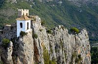 Uitzicht op het kapelletje van het kasteel de Guadalest in Spanje