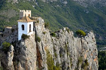 Uitzicht op het kapelletje van het kasteel de Guadalest in Spanje van Gert Bunt