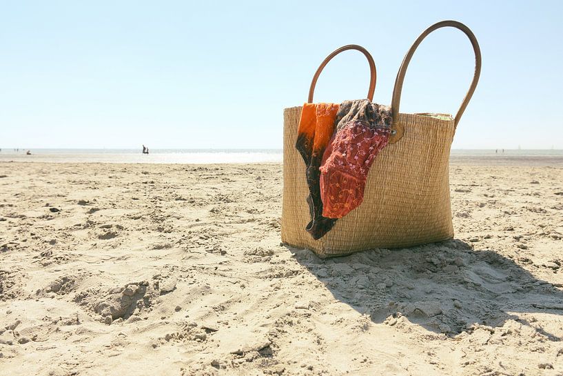 Strandtas op strand by Harry Wedzinga