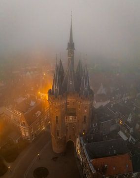 Sassenpoort oude poort in Zwolle tijdens een mistige winterdag
