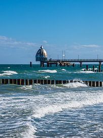 Seebrücke an der Ostseeküste in Zingst auf dem Fischland-Darß