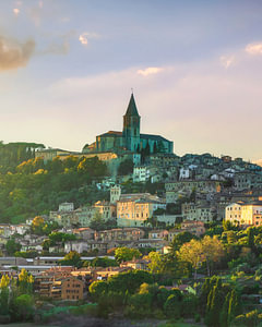 Die Skyline der Stadt auf dem Todi-Hügel und die Kirche San Fortunato