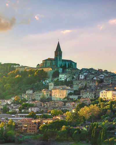 De skyline van de heuvelstad Todi en de kerk van San Fortunato