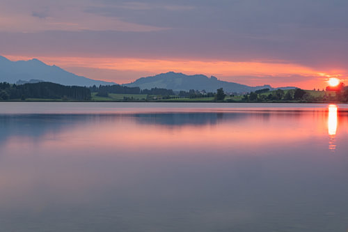 Zonsondergang aan een meer