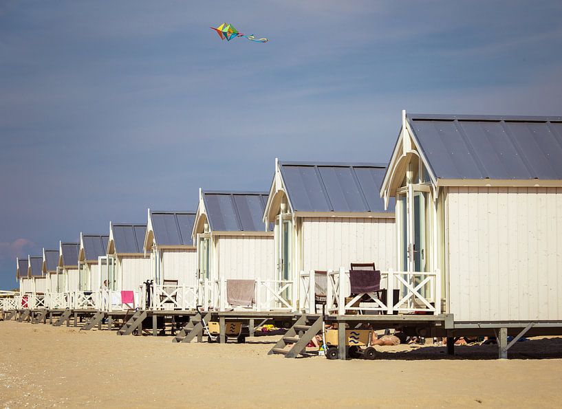 Strandhuisjes vlakbij Kijkduin op een zonnige dag. van Claudio Duarte
