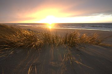 Mooie zonsondergang aan het strand. van Ed v. Pelt