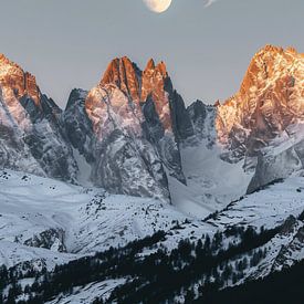 Mond über Schweizer Alpen von fernlichtsicht